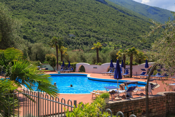 Zeit für Action unter der Sonne Das Club Hotel Olivi – eine Kombination aus Sport, Entspannung und Dolce Vita am Gardasee  Sonne im Gesicht, der Gardasee glitzert in der Ferne, und ein Sommer voller Erlebnissen wartet. Wer seinen Urlaub aktiv gestalten un
