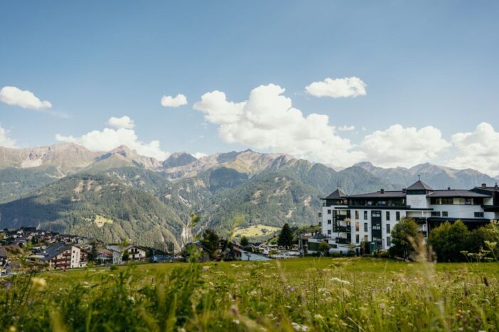 Dem Urlaubstrend Coolcation auf der Spur: Sommerfrische für die ganze Familie im Schlosshotel Fiss