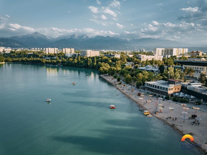 Frühlingserwachen in Almaty: Zwischen Blütenpracht und Bergpanorama