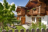 Sommerglück und Naturgenuss in den Zillertaler Hofchalets –  Ab August 2025: Neuer Naturschwimmteich im Bauerngarten