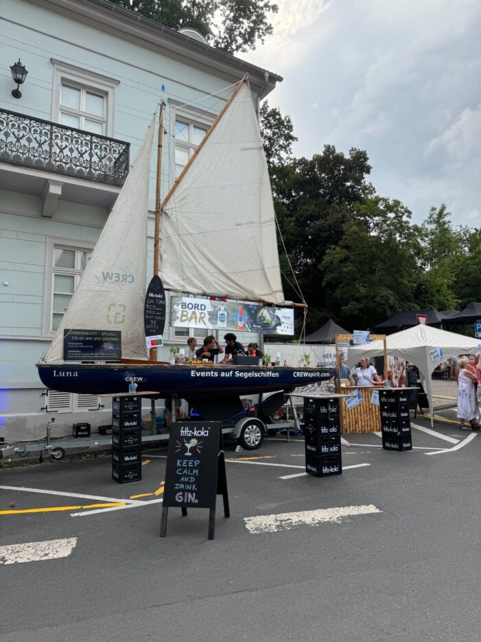 LUNA BordBar: Aus altem Segelboot wird mobile Bar LUNA BordBar: Aus altem Segelboot wird mobile Bar