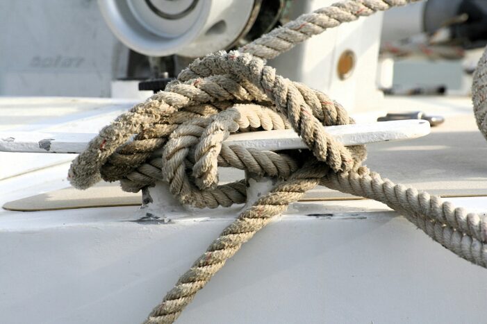 Die praktische Motorbootprüfung dauert nur rund eine Stunde – doch in dieser Zeit muss eine Kandidatin zeigen, dass er oder sie ein Schiff in jeder Lage sicher beherrscht.
