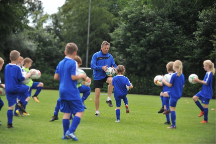Manni Kaltz-Fußballschule startet am 7. Juli 2025 am Weissenhäuser Strand