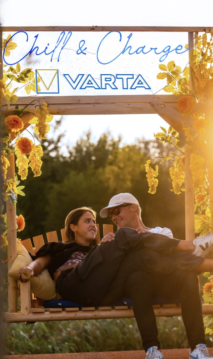 Mit voller Power durch Parookaville:  „Chill & Charge Area powered by VARTA“ lädt Festival-Fans zum Entspannen und Aufladen ein