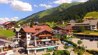 Goldene Aussichten im Kleinwalsertaler Hotel Jagdhof