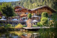 Der „Kleine Achensee“ ruft und die ganze Familie kommt mit – zum Herbsturlaub in den Bergen