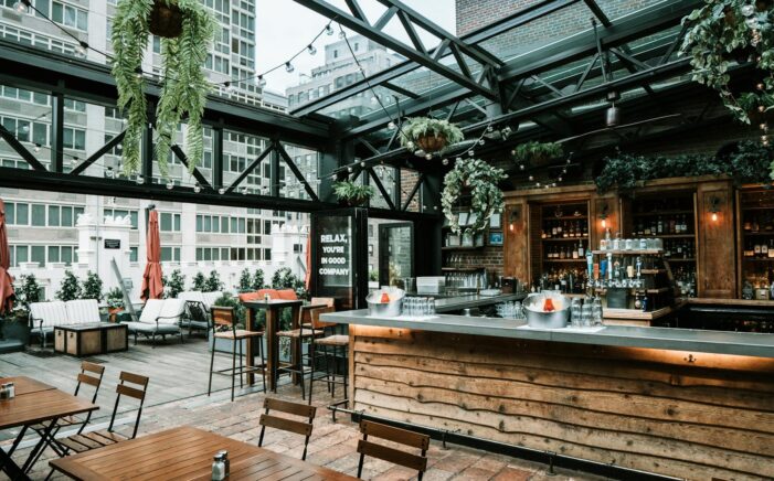 Sebastian Vetter erkundet mit seinem Freund Dr. Thomas Vogel aus Zürich die besten Rooftop-Bars der Limmatstadt