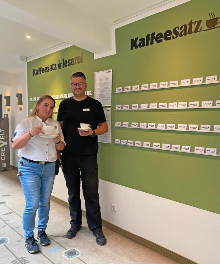 Mit Kaffee / Satz / Leserei zur inneren Ruhe