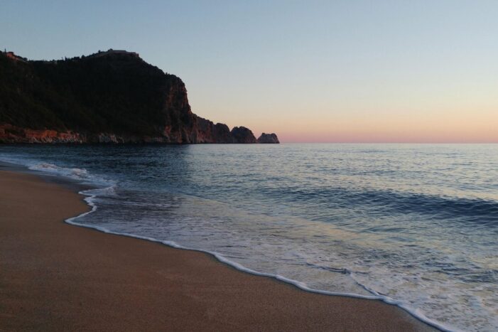 Küstenträume und Meeresrauschen: Michael Nowak entdeckt die schönsten Strände des Mittelmeers