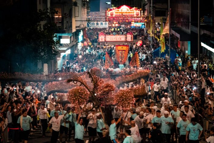 Tai Hang Fire Dragon Dance 2025: Wenn der Feuerdrache durch Hongkong zieht