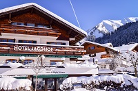 Von der Piste in den Pool im Hotel Jagdhof