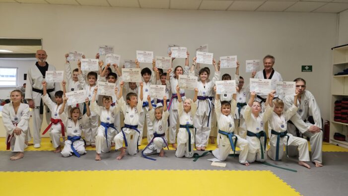 TAEKWONDO GÜRTELPRÜFUNGEN – WEIT ÜBER 100 SCHÜLER STELLEN SICH DER HERAUSFORDERUNG TAEKWONDO GÜRTELPRÜFUNGEN – WEIT ÜBER 100 SCHÜLER STELLEN SICH DER HERAUSFORDERUNG