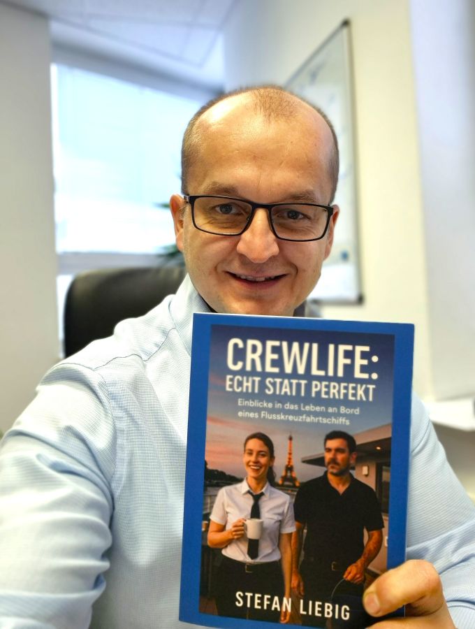 Neues Buch „CREWLIFE – Echt statt perfekt“ gibt ehrliche Einblicke in das Arbeiten auf Flusskreuzfahrtschiffen