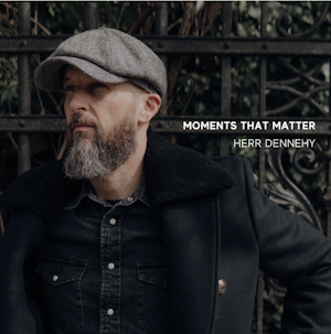 Herr Dennehy veröffentlicht neue Single „Moments That Matter“ – ein emotionaler Track über die wirklich wichtigen Augenblicke im Leben Herr Dennehy veröffentlicht neue Single „Moments That Matter“ – ein emotionaler Track über die wirklich wichtigen Augenblicke im Leben