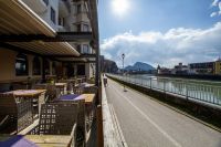 Kufstein startet in die warme Jahreszeit: Jazz, Genuss und Frühlingsstimmung im Auracher Löchl