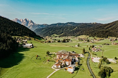 Frühsommer am Dachstein: Aktiv, entspannt und voller Erlebnisse – Urlaub im Vitalhotel Gosau
