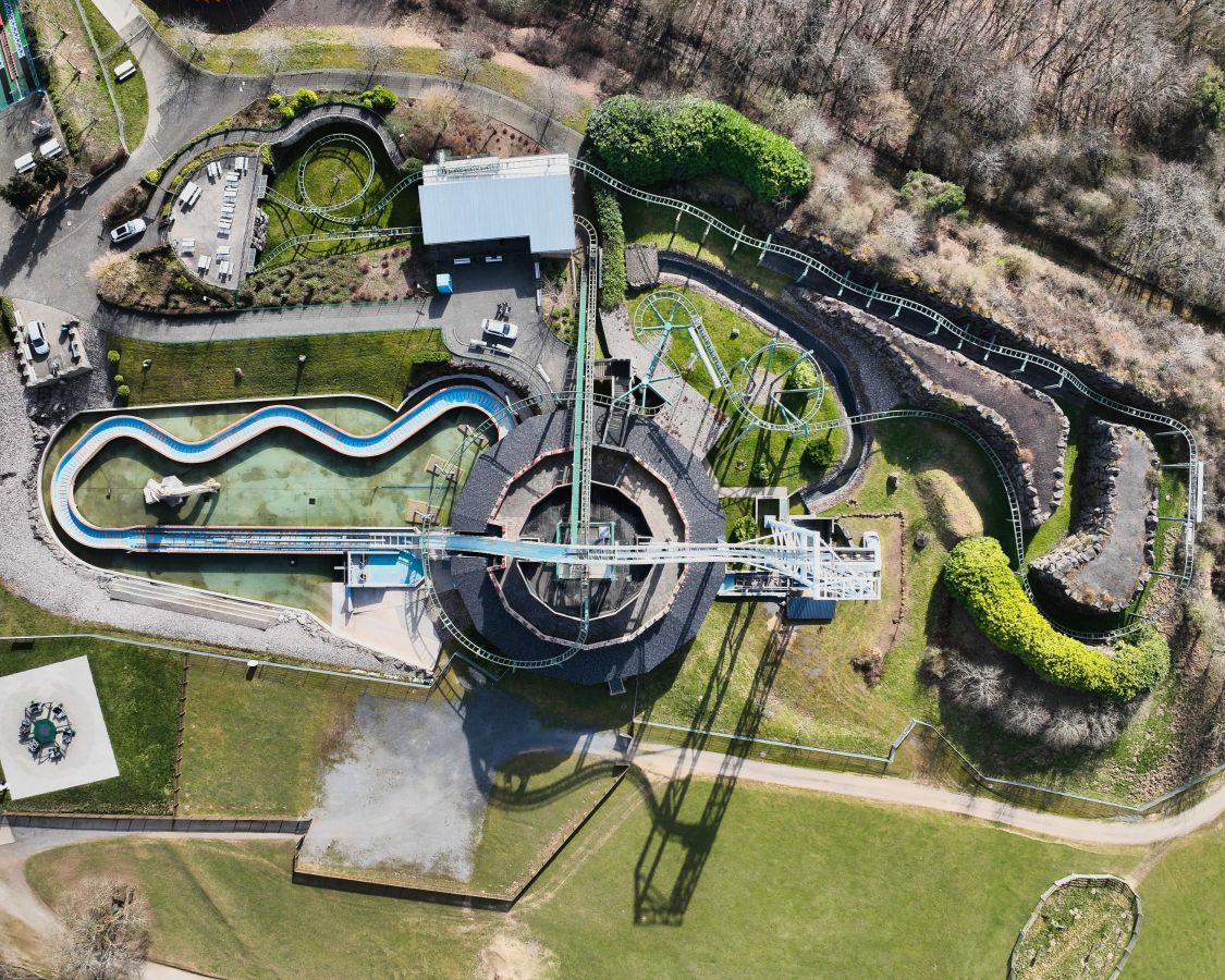 Sicherheit aus der Luft: Spektakuläre Drohnen-Inspektion der Achterbahn im Klotti Park