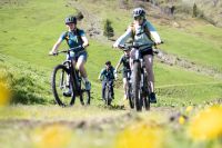 Papa und Kind im Flow: E-Mountainbike Abenteuer im Berghaus Schröcken