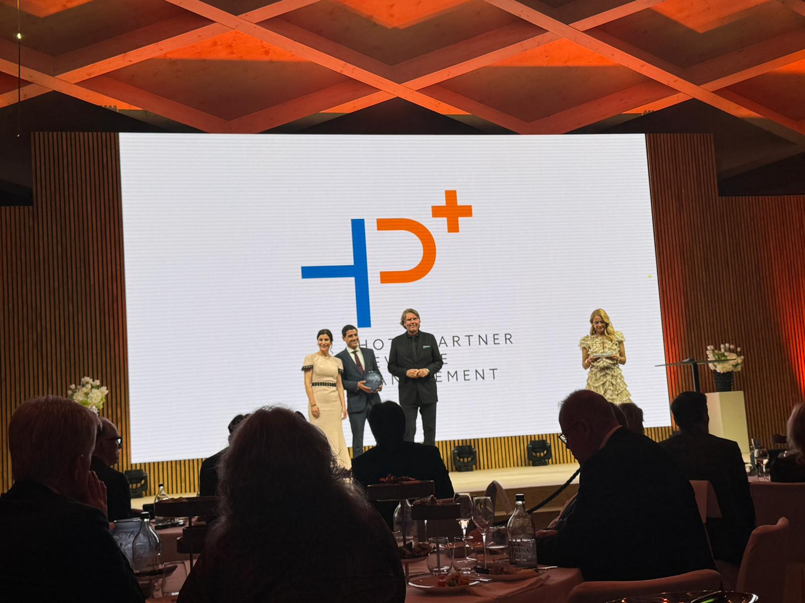 101 Luxury Hideaway of the Year 2026 – HotelPartner übergibt Auszeichnung an Bürgenstock Hotel & Alpine Spa