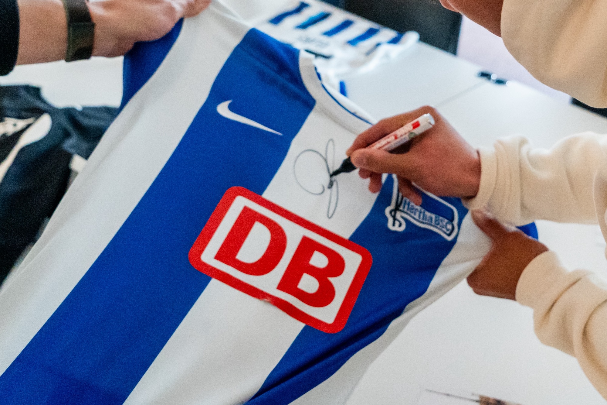 Blau-weißer Saisonabschluss: Hertha-Stars zum Anfassen in den Spandau Arcaden Blau-weißer Saisonabschluss: Hertha-Stars zum Anfassen in den Spandau Arcaden