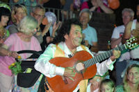 Griechisch-spanisches Sommerfest beim TC Weckhoven: Urlaubsflair mit „The Gipsy Vagabond – Rafael de Alcalá“