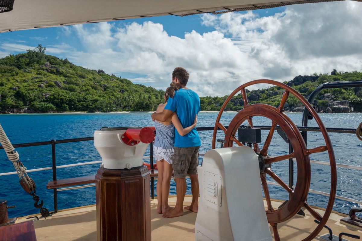 An Bord auf den Seychellen in den Hafen der Ehe einlaufen An Bord auf den Seychellen in den Hafen der Ehe einlaufen
