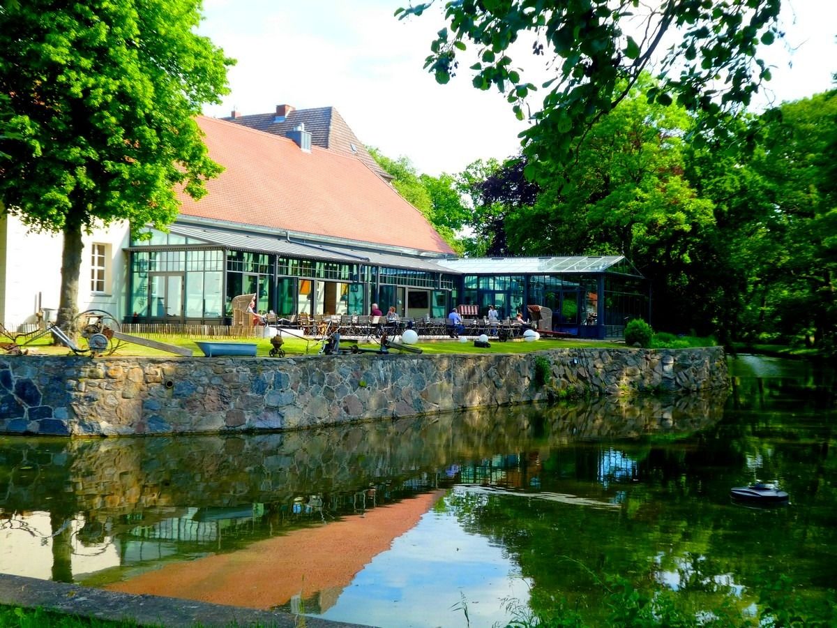 Edle Malt Whiskys und naturnahe Erholung auf Usedom im Wasserschloss Mellenthin Edle Malt Whiskys und naturnahe Erholung auf Usedom im Wasserschloss Mellenthin