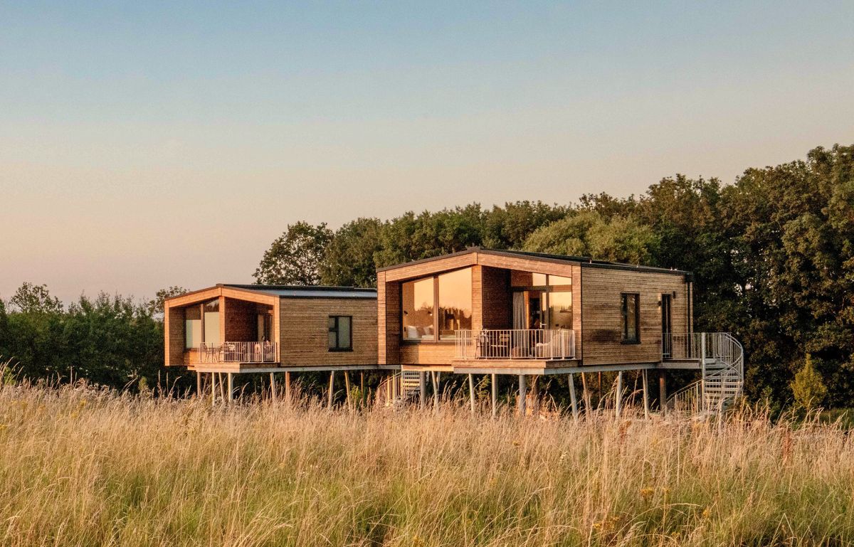 Wenn es draußen ruhiger wird: Herbst Auszeit im Baumhaus an der Ostsee