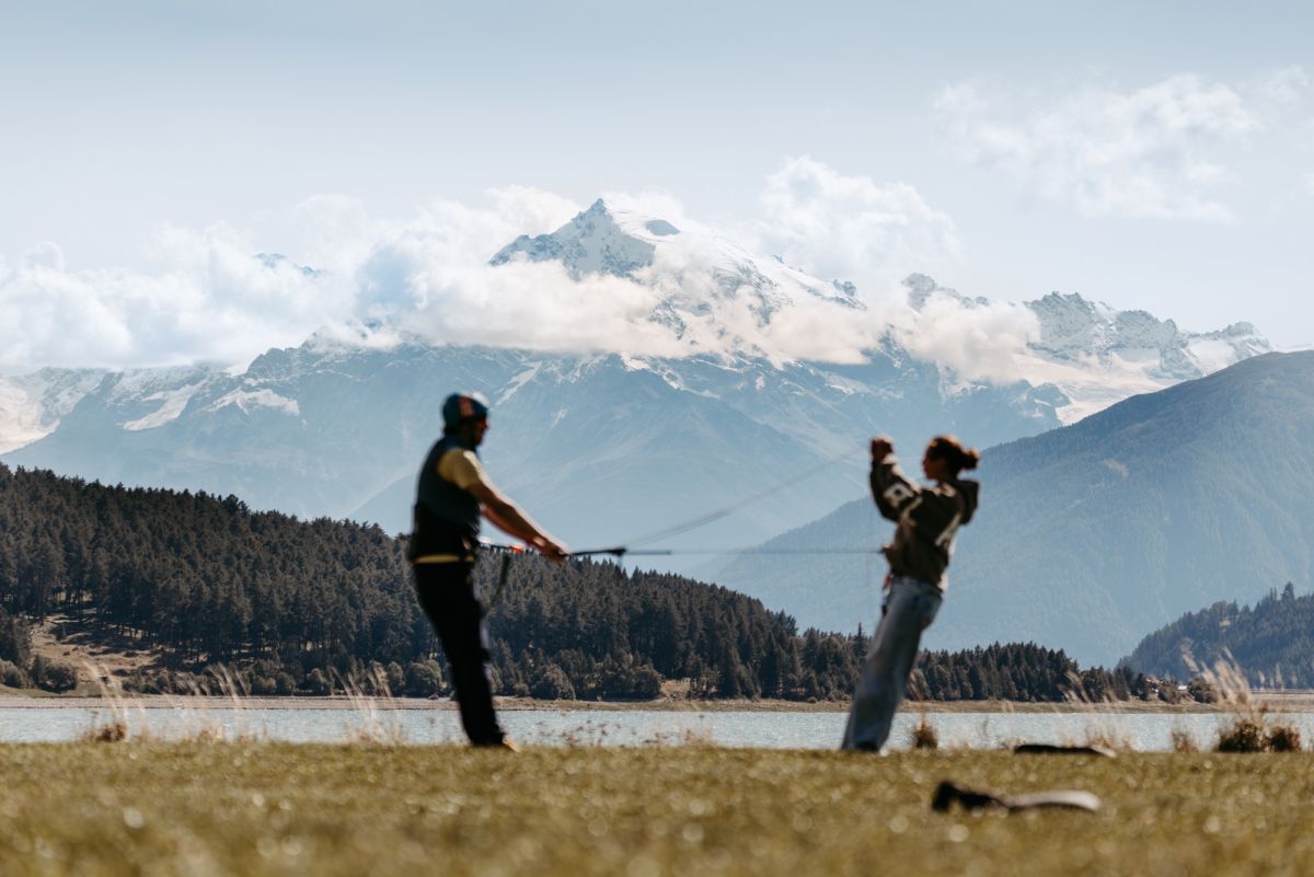 Reschensee im Sommer: Zwischen Mountainbike-Trails, Gipfeltouren und Kitesurfen Reschensee im Sommer: Zwischen Mountainbike-Trails, Gipfeltouren und Kitesurfen